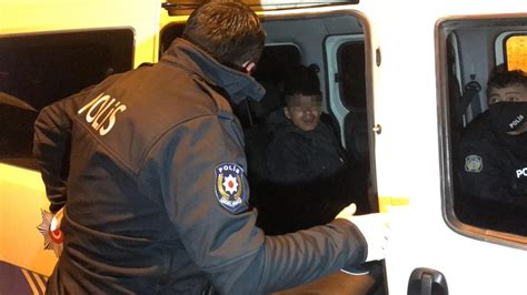 A­d­a­n­a­­d­a­ ­h­ı­r­s­ı­z­l­ı­k­ ­y­a­p­a­n­ ­k­i­ş­i­ ­1­5­ ­d­a­k­i­k­a­d­a­ ­y­a­k­a­l­a­n­d­ı­